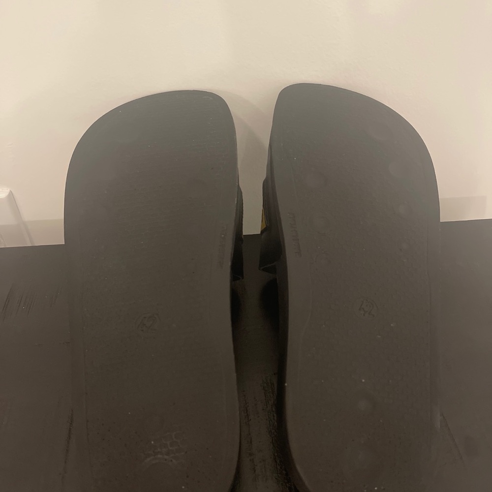 Off-white slides - Picture 7 of 10